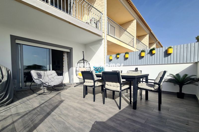 Espaçosa moradia em banda V3 de canto com grandes terraços perto de Albufeira 